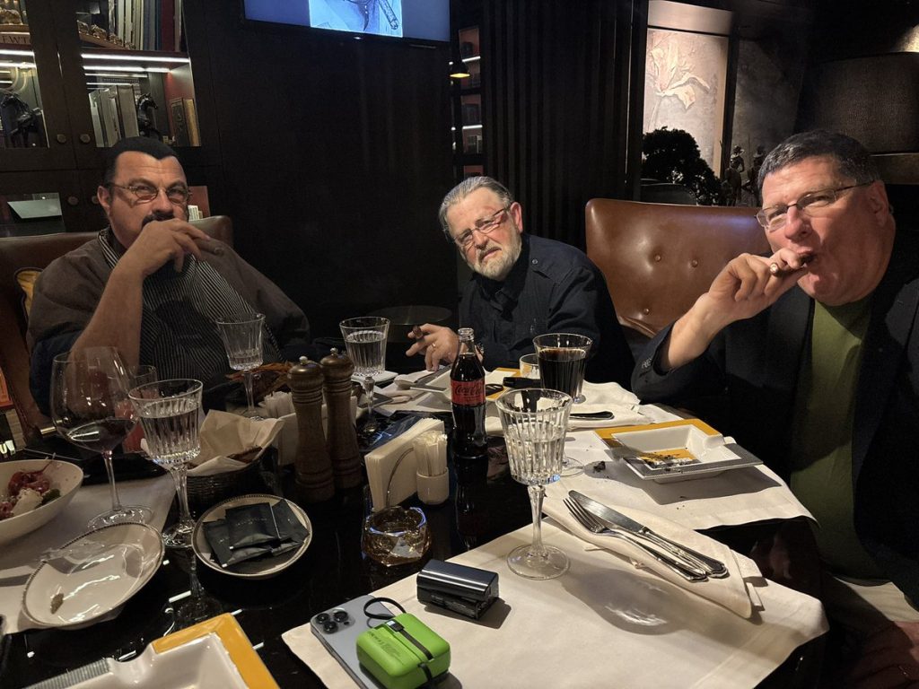 Αμερικανική συνάντηση «κορυφής» στη Μόσχα: Στίβεν Σιγκάλ, Σκοτ Ρίτερ και Λάρι Τζόνσον σε εστιατόριο