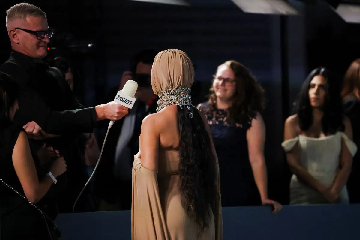 Η ασυνήθιστη εμφάνιση της Κ.Καρντάσιαν σε γκαλά στο Λος Άντζελες: Φορούσε μάσκα που κάλυπτε όλο της το πρόσωπο