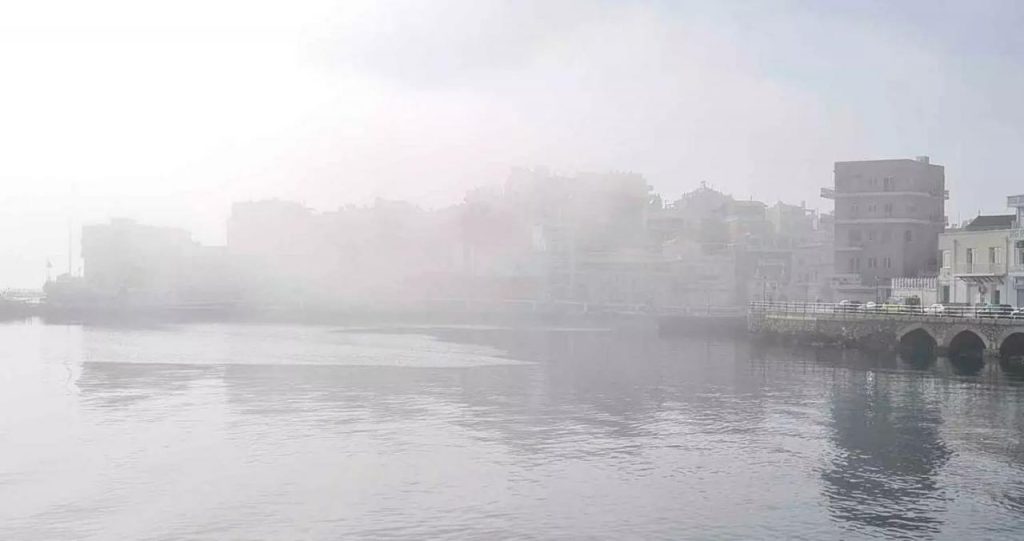 Εντυπωσιακές εικόνες: Η ομίχλη και τα πυκνά σύννεφα «κατάπιαν» περιοχές στην Κρήτη (vids)