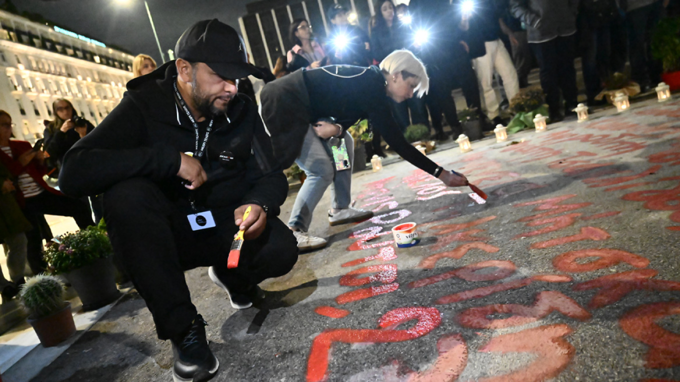 Συγγενείς των θυμάτων των Τεμπών έγραψαν ξανά τα ονόματα μπροστά στο Μνημείο του Άγνωστου Στρατιώτη! (φωτό)