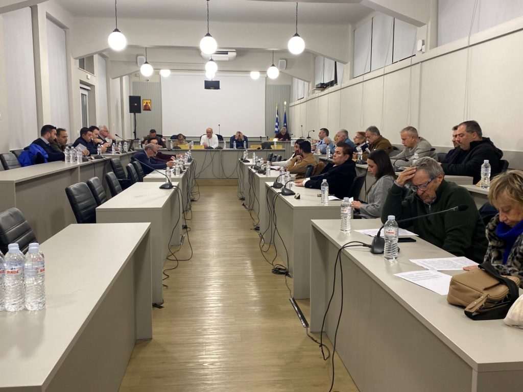 Ένταση στο Δημοτικό Συμβούλιο Τρίπολης: Ο δήμαρχος επιτέθηκε φραστικά σε σύμβουλο – «Είσαι ό,τι χειρότερο»