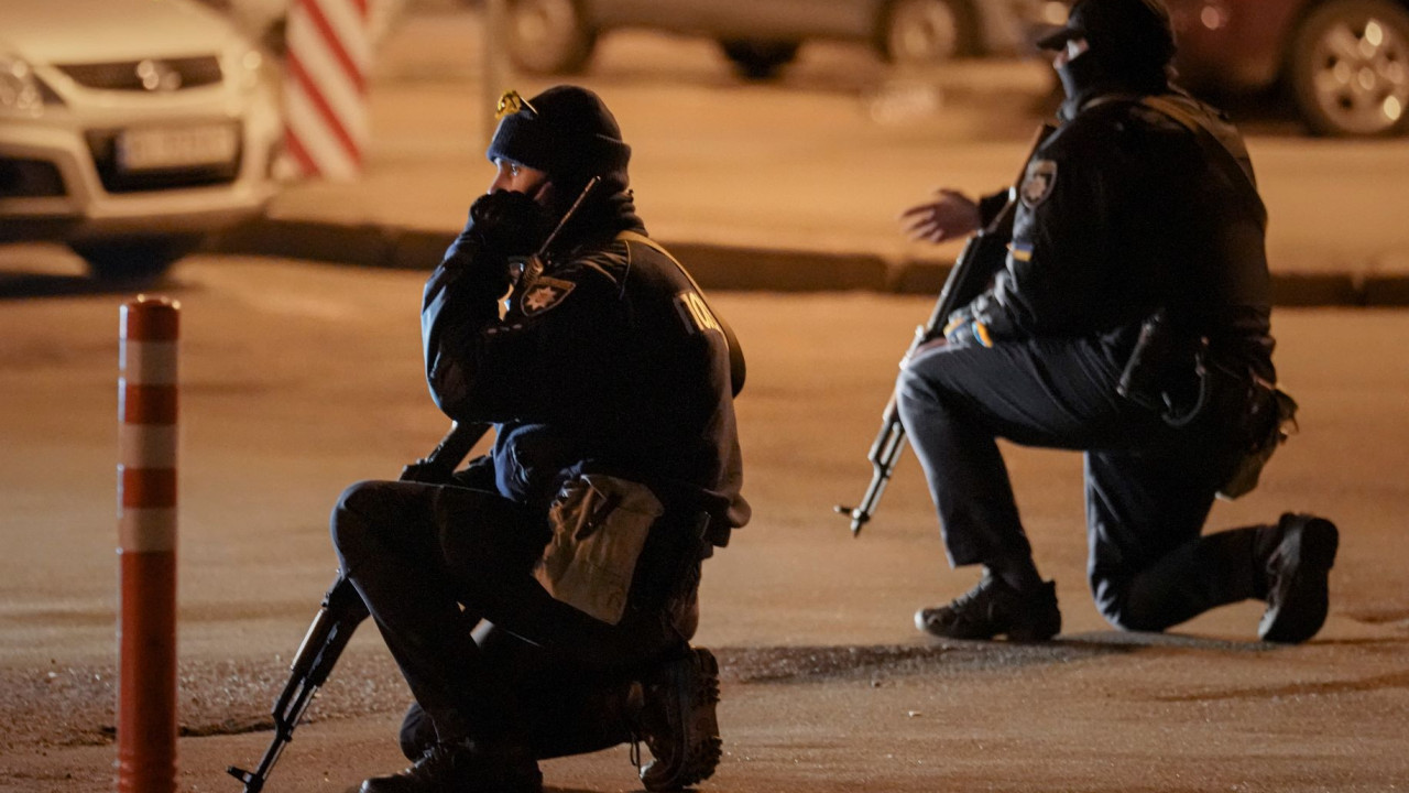 Βίντεο: Η στιγμή που δύο αστυνομικοί στο Κίεβο ξυλοκοπούν άγρια νεοσύλλεκτο