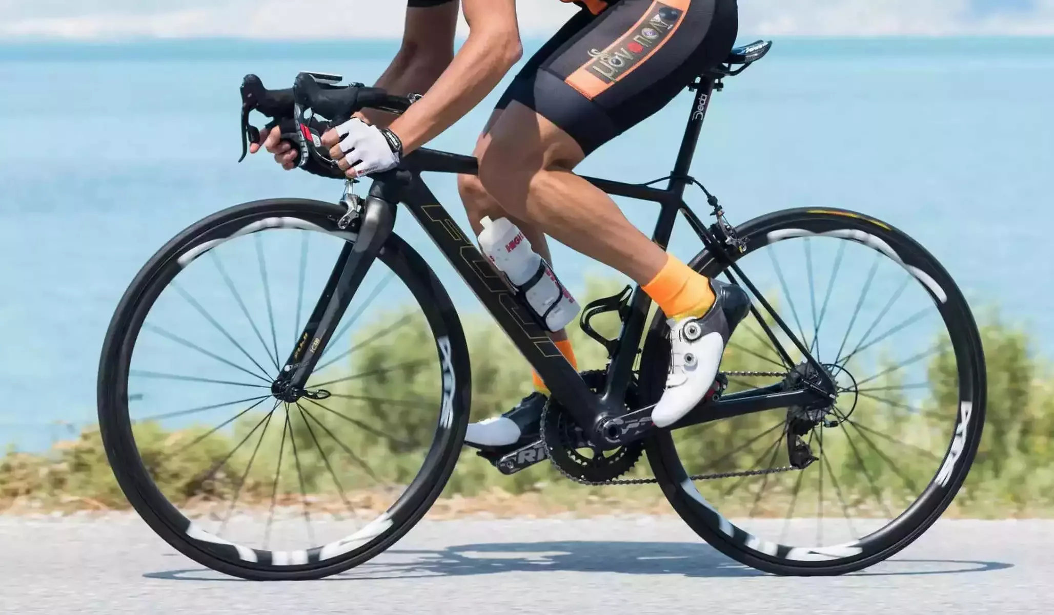 Απίθανο άλμα ποδηλάτη σε υδάτινο φράγμα (βίντεο)