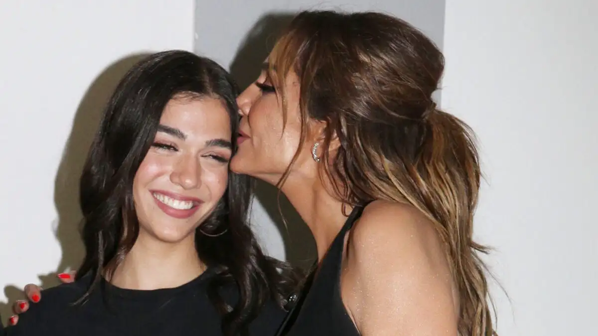 Μελίνα Νικολαΐδη: Δείτε την κόρη της Δέσποινας Βανδή να τραγουδά το «Να κοιμηθούμε αγκαλιά» (βίντεο)