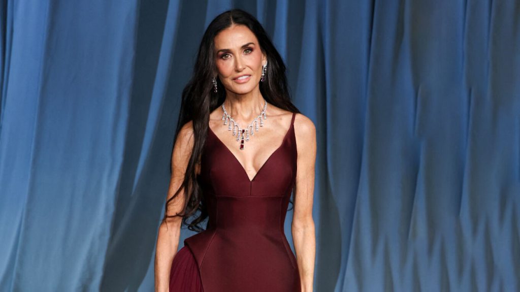 Ντέμι Μουρ: Δείτε την απαστράπτουσα εμφάνιση της διάσημης ηθοποιού στο Academy Museum Gala (βίντεο & φωτο)