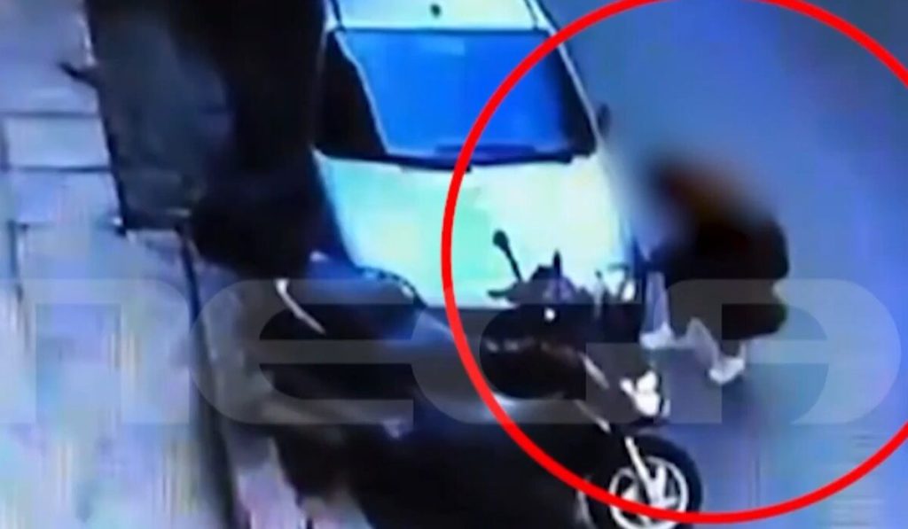 Βίντεο: Γυναίκα στο Παγκράτι ξεφουσκώνει λάστιχα αυτοκινήτων με αιχμηρό αντικείμενο