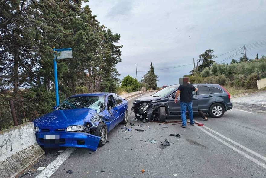 Τροχαίο ατύχημα στη Θεσσαλονίκη: Αυτοκίνητα συγκρούστηκαν στη στροφή Πλαγιαρίου (βίντεο)