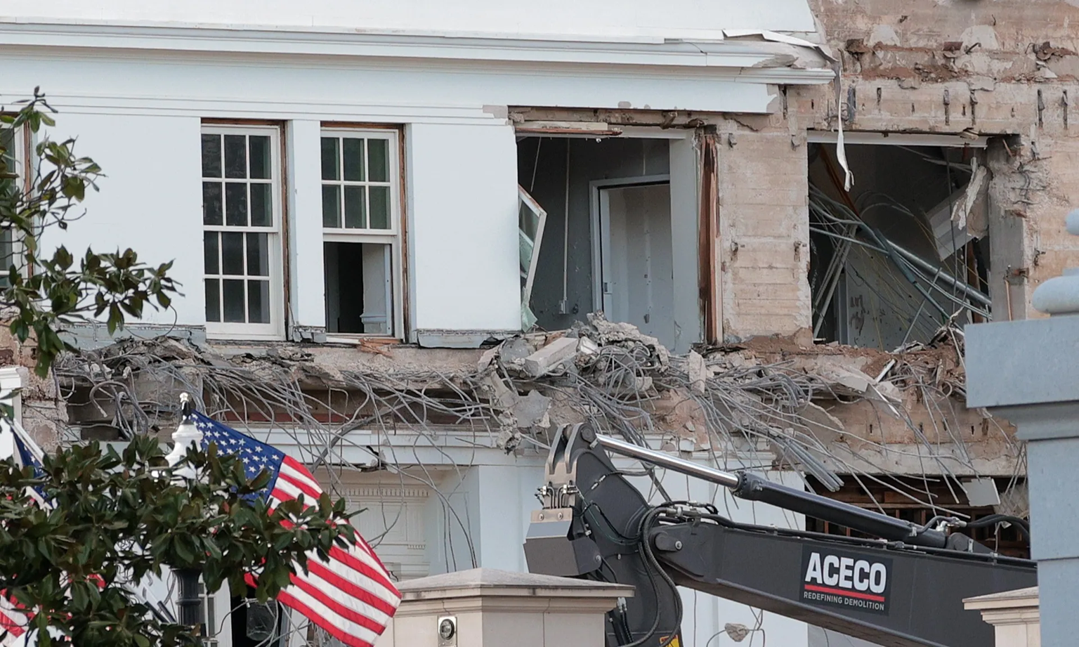 Κατεδαφίστηκε τμήμα του Λευκού Οίκου για να οικοδομηθεί αίθουσα χοροεσπερίδων – Η ανάρτηση του Ν.Τραμπ (βίντεο)