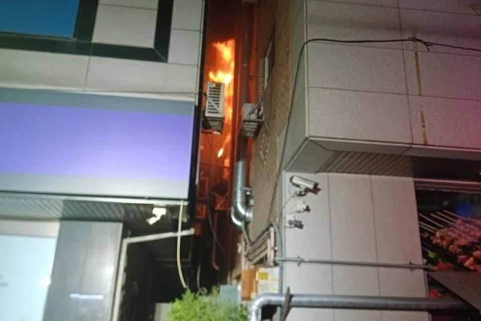 Ν.Κορέα: Γυναίκα προσπάθησε να σκοτώσει με αυτοσχέδιο φλογοβόλο κατσαρίδα και έβαλε φωτιά στην πολυκατοικία της