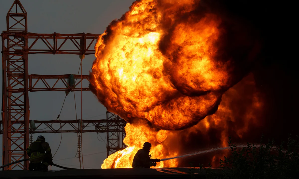 Ισχυρές εκρήξεις στο Χάρκοβο: Η ρωσική Αεροπορία έπληξε τον μεγάλο θερμοηλεκτρικό σταθμό CHPP-4 (βίντεο)