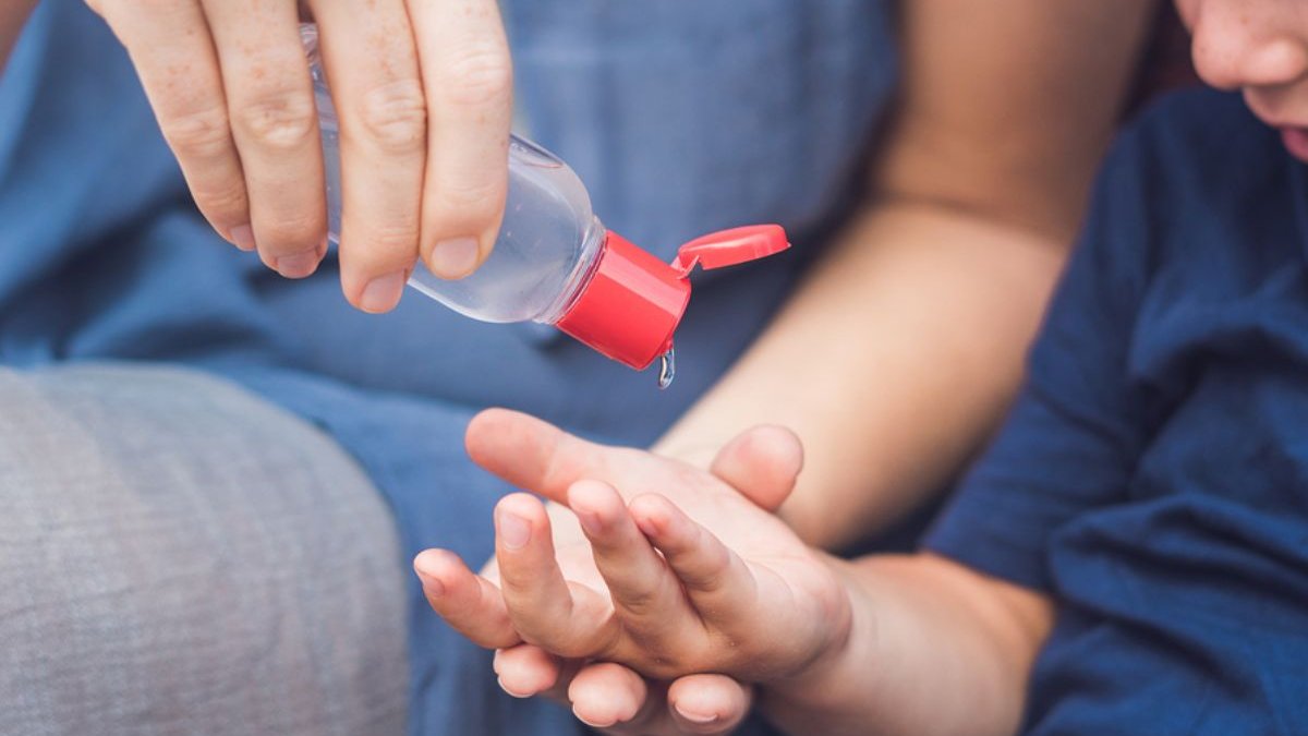 Η ΕΕ ετοιμάζεται να «μπλοκάρει» τη χρήση αιθανόλης στα απολυμαντικά χεριών: Αυξάνει τον κίνδυνο καρκίνου!