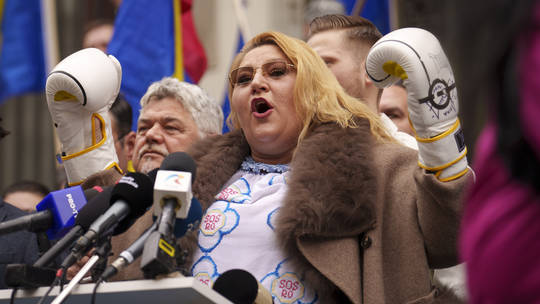 Ρουμάνα ευρωβουλευτής απειλεί να «σπάσει τα πόδια του Ζελένσκι»