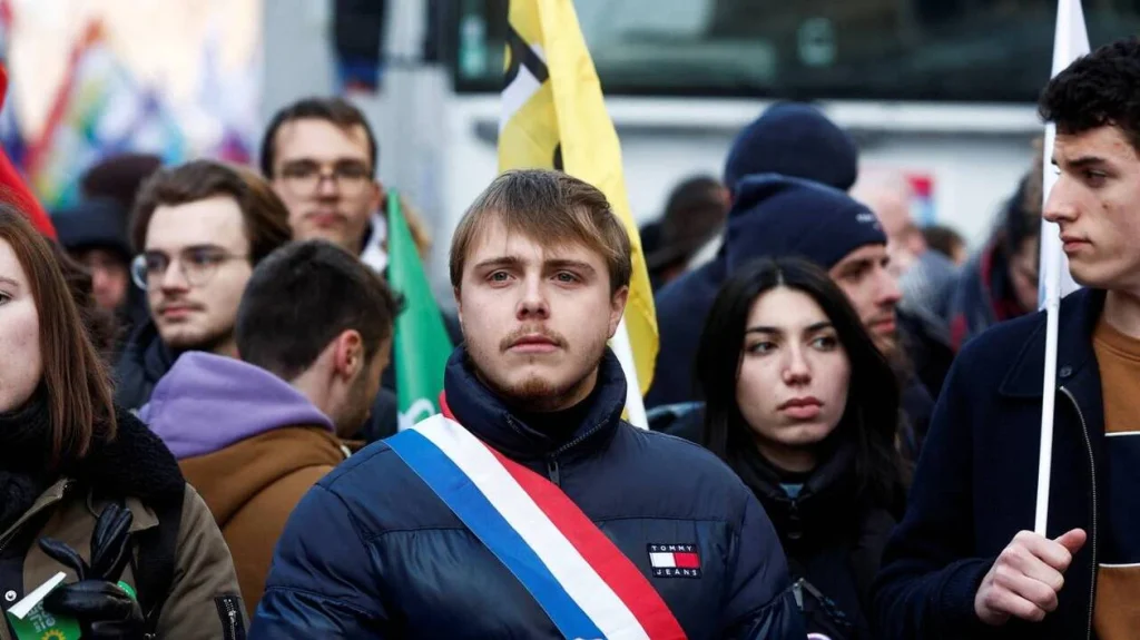 Σάλος με το ρολόι αριστερού βουλευτή στη Γαλλία που προσπάθησε να το κρύψει πριν βγει σε συνέντευξη (βίντεο)