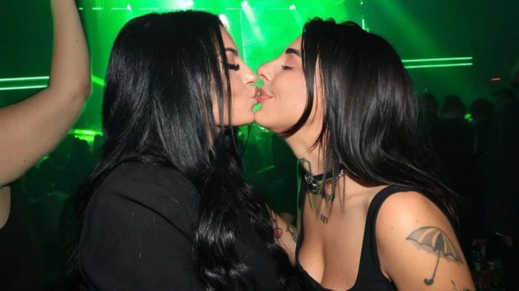 Δείτε το φιλί στο στόμα που αντάλλαξε η Super Kiki με την Δήμητρα Αλεξανδράκη: «Γοργόνες παντού…» (φωτο)