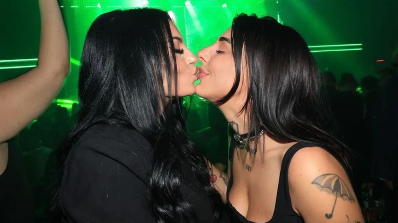 Δείτε το φιλί στο στόμα που αντάλλαξε η Super Kiki με την Δήμητρα Αλεξανδράκη: «Γοργόνες παντού…» (φωτο)