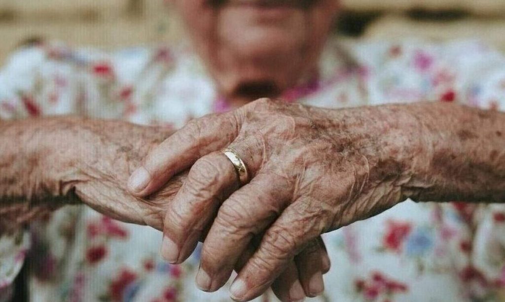 Βίντεο: Η στιγμή που άνδρας ξυλοκοπεί άγρια 82χρονη όταν προσπάθησε να τον σταματήσει στο μετρό του Άμστερνταμ