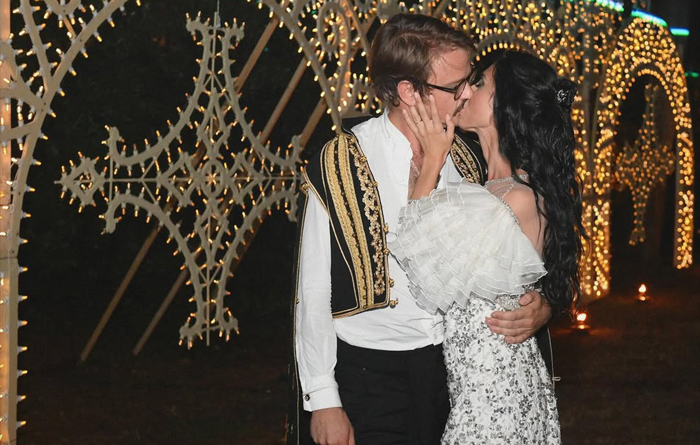 Νικόλας Νιάρχος: Παντρεύτηκε ως εύζωνας για τρίτη φορά την Μαλού Ντάλα Πίκολα με καθολικό γάμο (φωτο)