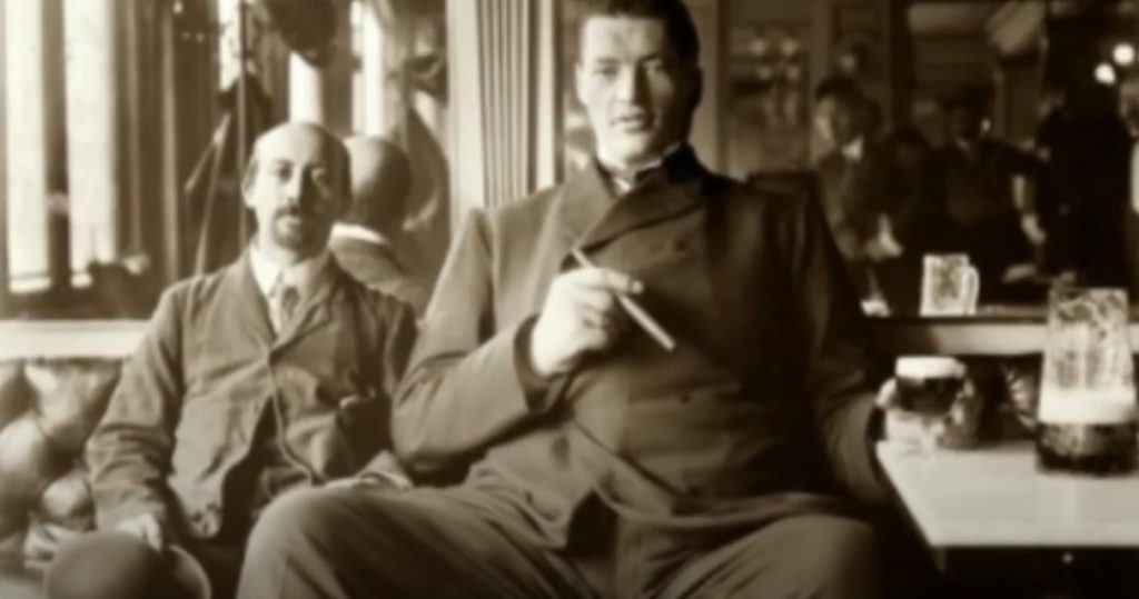 Από τον νάνο στον γίγαντα: Ο άντρας που έζησε και τα δύο άκρα του ανθρώπινου σώματος