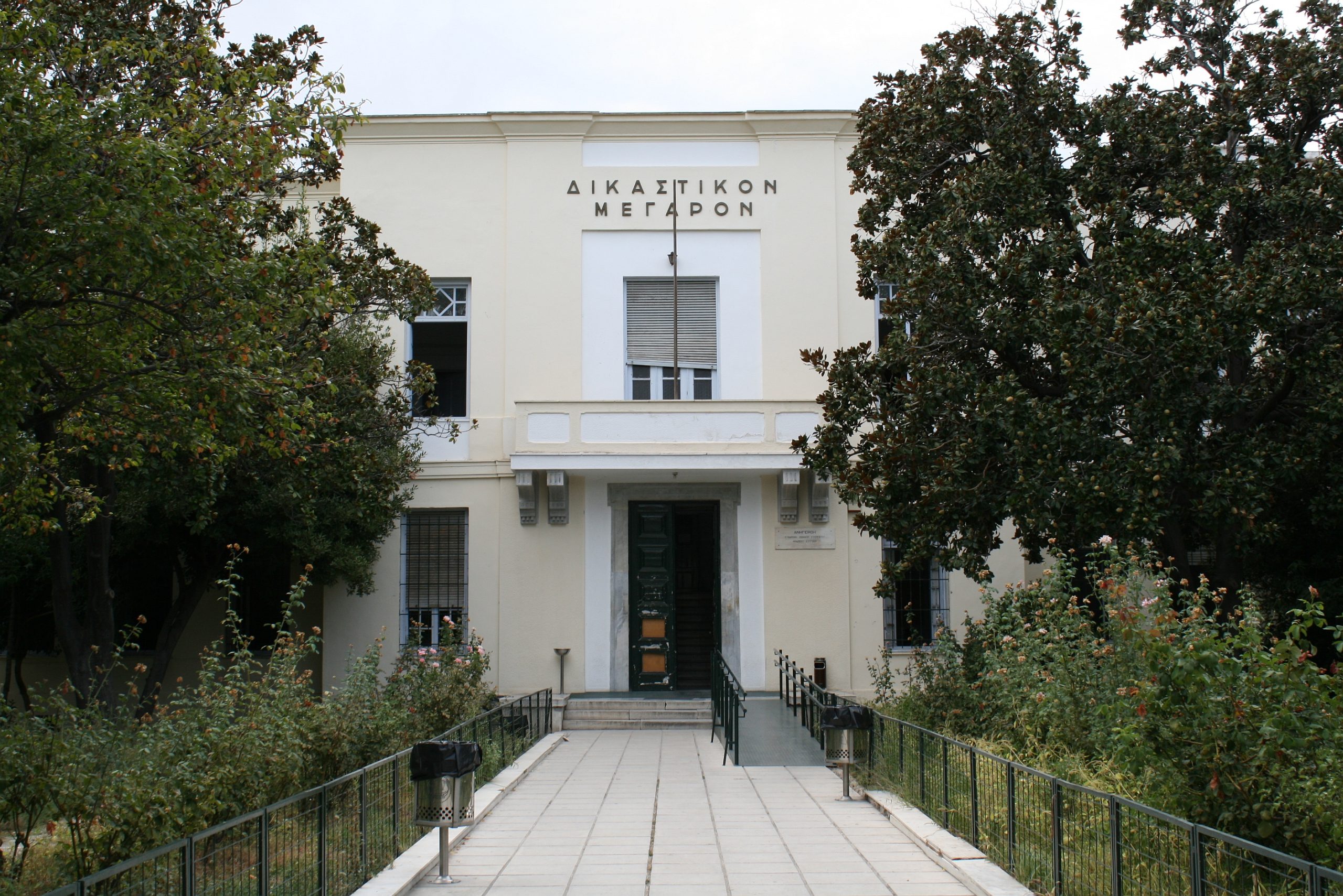 Βόλος: Ποινή φυλάκισης 14 μηνών σε μεθυσμένη 74χρονη που προκάλεσε φθορές σε κατάστημα και έφτυσε αστυνομικό