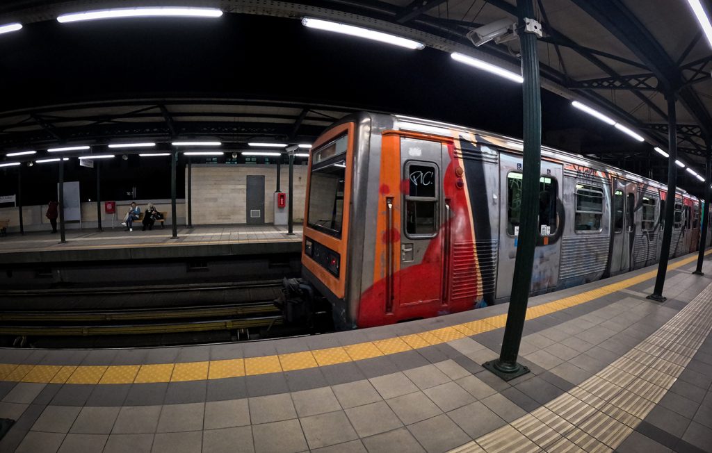 Βίντεο: Aνήλικος προσφέρει δήθεν πληροφορίες σε τουρίστρια και αρπάζει την αλυσίδα της σε σταθμό του ΗΣΑΠ