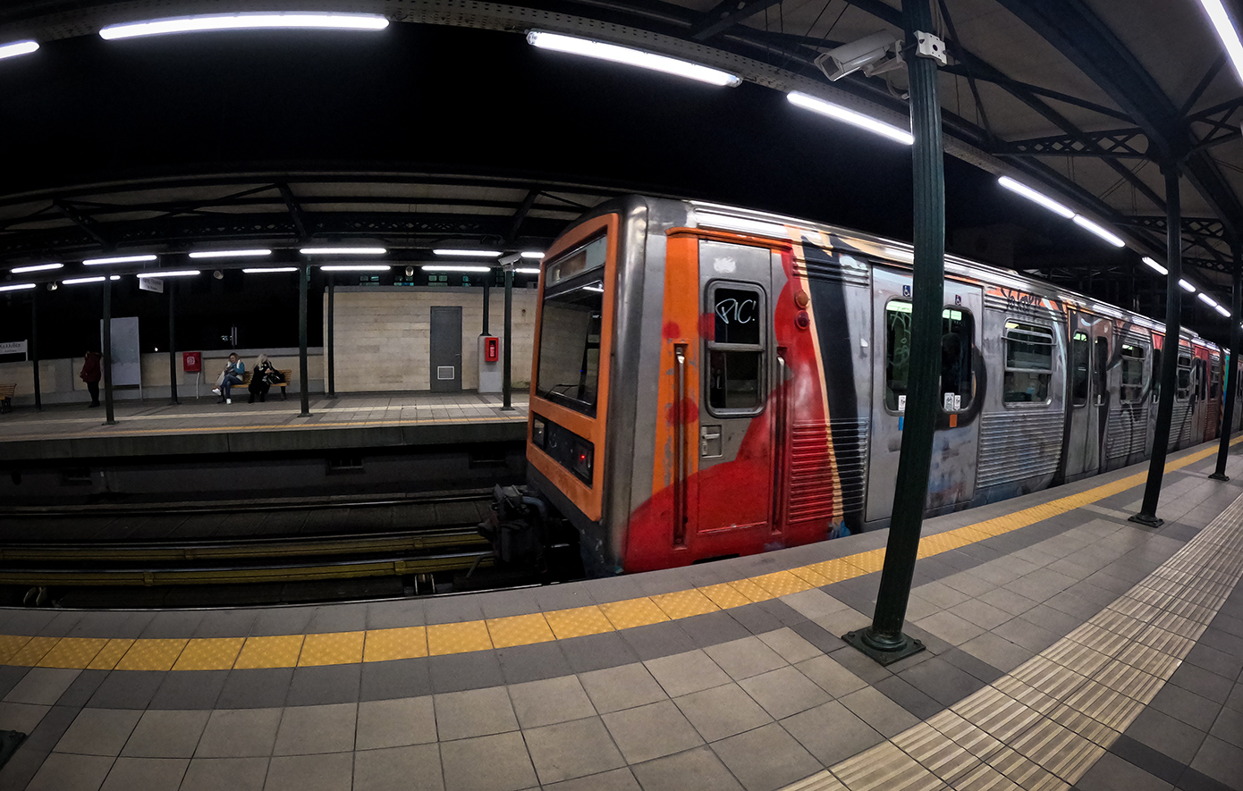 Βίντεο: Aνήλικος προσφέρει δήθεν πληροφορίες σε τουρίστρια και αρπάζει την αλυσίδα της σε σταθμό του ΗΣΑΠ