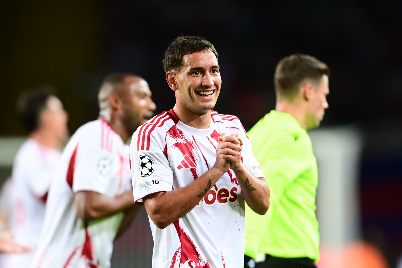 Ολυμπιακός: Εξερράγη ο Μεντιλίμπαρ μετά την αποβολή του Έσε στο παιχνίδι με την Μπαρτσελόνα (φωτο)