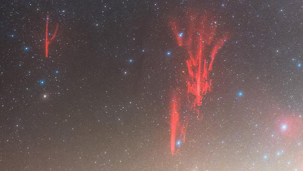 Σπάνιο φαινόμενο στον ουρανό της Νέας Ζηλανδίας: Τι είναι ο κόκκινος κεραυνός (βίντεο)