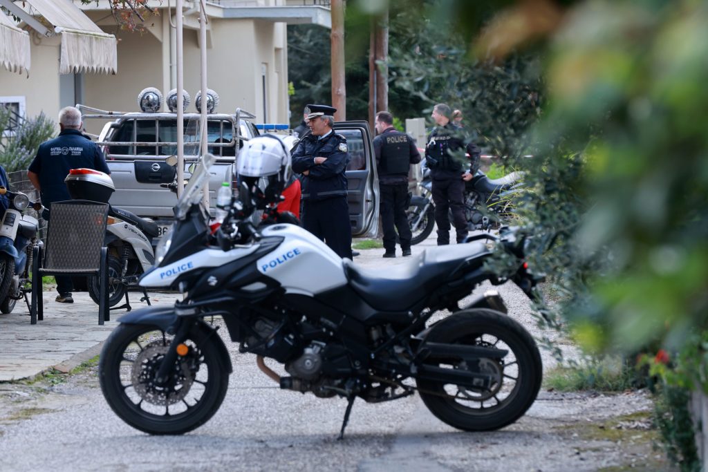 Από στραγγαλισμό ο θάνατος της 54χρονης στα Τρίκαλα: Ο 18χρονος έσφιγγε το λαιμό της μέχρι να ξεψυχήσει