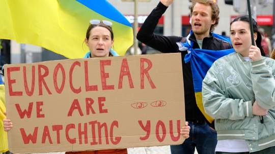 ΕΕ και Ηνωμένο Βασίλειο αναζητούν τρόπους για την παραχώρηση ρωσικών περιουσιακών στοιχείων στην Ουκρανία