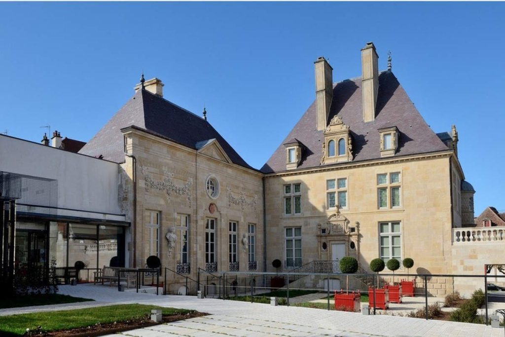 Νέα ληστεία στη Γαλλία λίγες ώρες μετά το Λούβρο: «Χτύπησαν» στο Μουσείο Denis Diderot και άρπαξαν νομίσματα