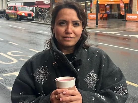 Λονδίνο: Σε γυναίκα που έχυσε τον καφέ της σε φρεάτιο εξάντλησε την αυστηρότητα η αστυνομία με πρόστιμο 150 λιρών!