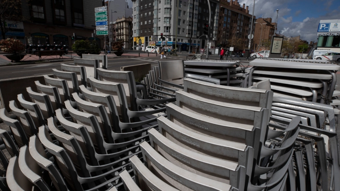 Συμμορία έκλεβε καρέκλες από εστιατόρια και τις πούλαγε στο εξωτερικό – Είχαν αρπάξει πάνω από 1.000 καρέκλες