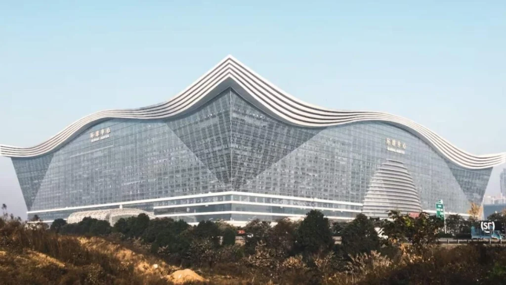 Στην Κίνα βρίσκεται το πιο φαρδύ κτίριο στον κόσμο – Έχει μέχρι και το δικό του «ήλιο» (βίντεο)