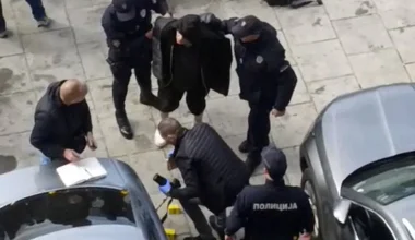 Σερβία: Η στιγμή που η Αστυνομία συλλαμβάνει τον δράστη για τους πυροβολισμούς και τη φωτιά έξω από τη Βουλή (vid)