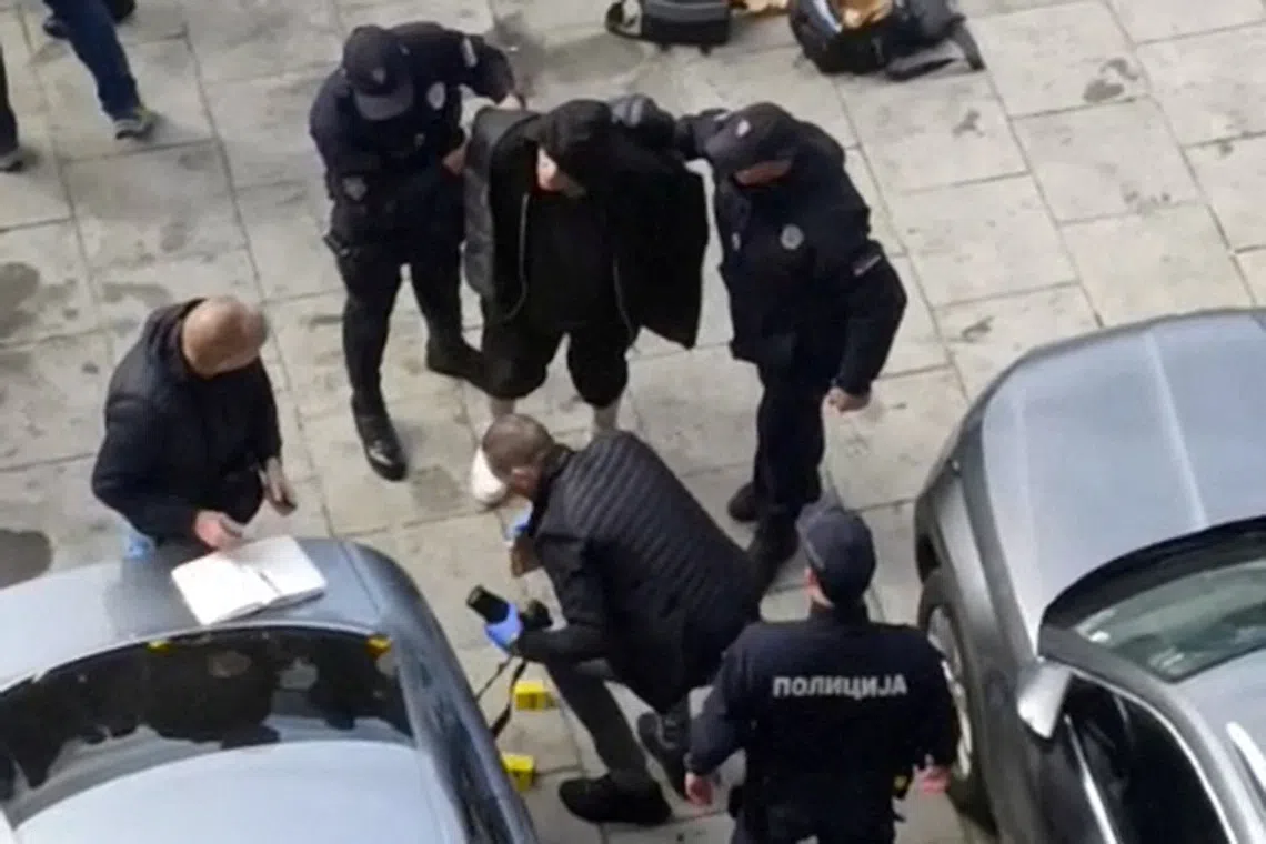 Σερβία: Η στιγμή που η Αστυνομία συλλαμβάνει τον δράστη για τους πυροβολισμούς και τη φωτιά έξω από τη Βουλή (vid)