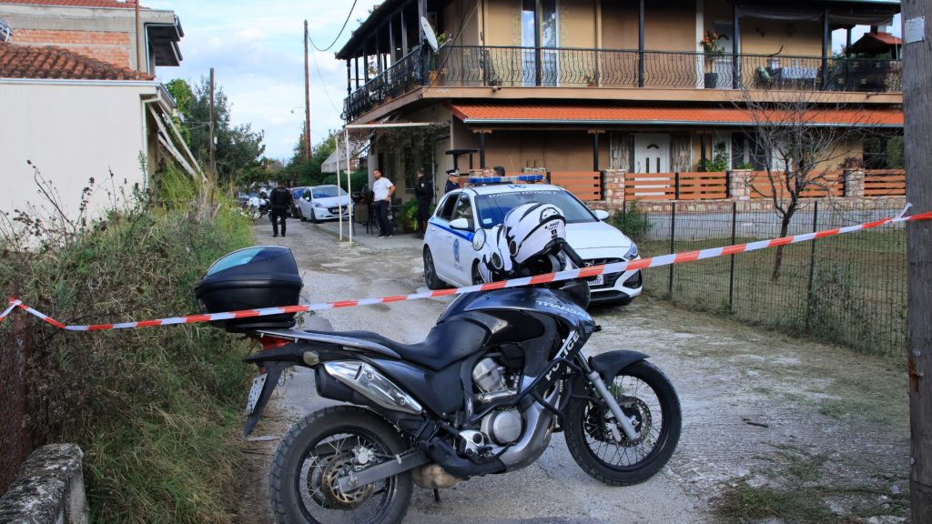 Δολοφονία 54χρονης στα Τρίκαλα: Στον πλευρό του 18χρονου μητροκτόνου ο πατέρας και η αδερφή του