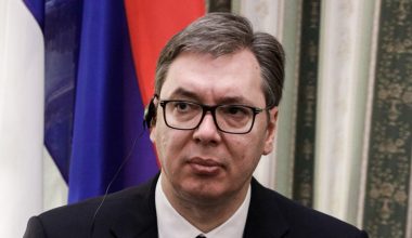 Ο Α.Βούτσιτς καταδικάζει την «τρομοκρατική επίθεση» έξω από το κοινοβούλιο της Σερβίας