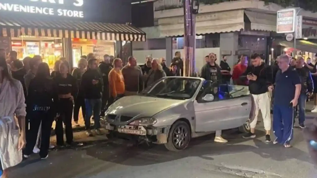 Τροχαίο στο Περιστέρι: Η στιγμή που ο οδηγός ΙΧ πέφτει πάνω σε αυτοκίνητα και τραυματίζει μητέρα και παιδί (βίντεο)