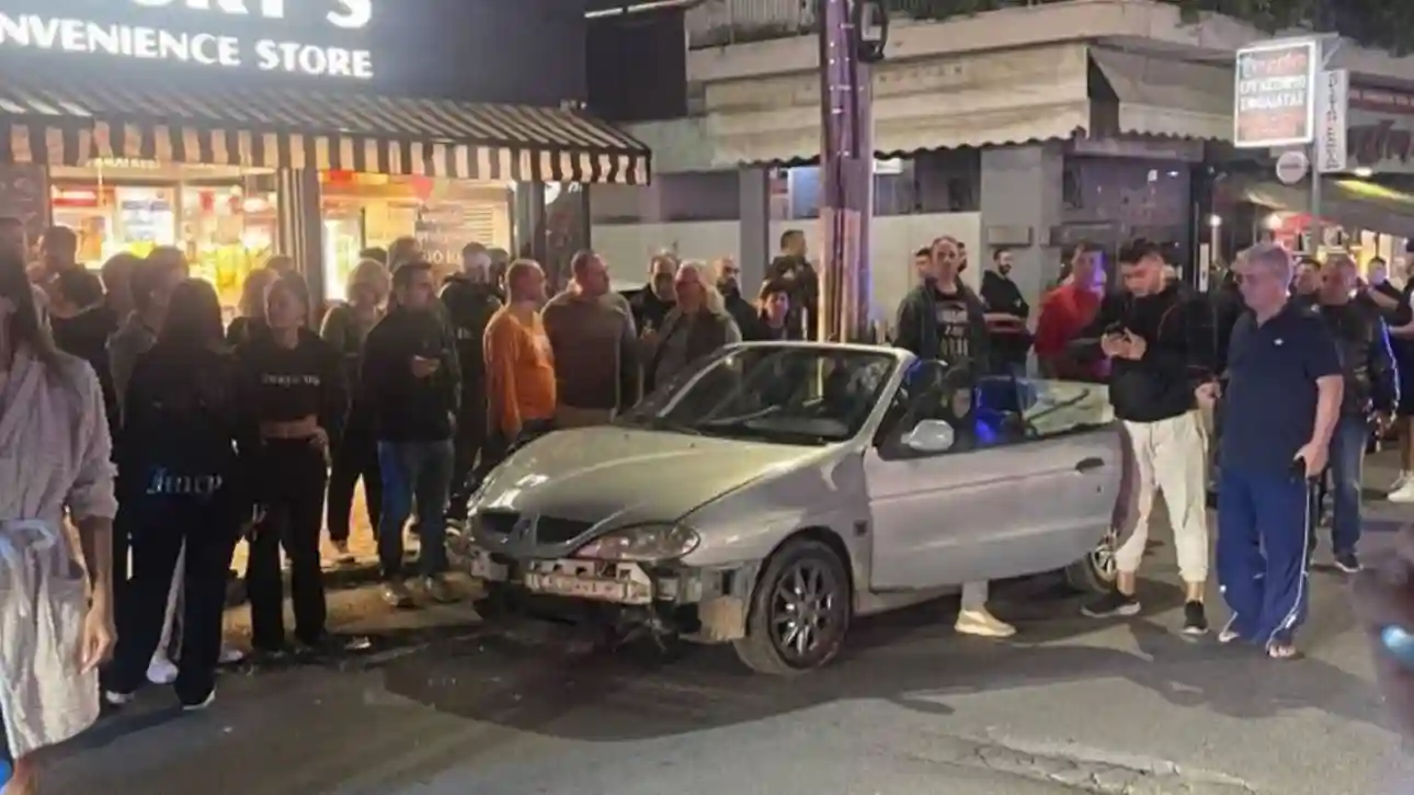 Τροχαίο στο Περιστέρι: Η στιγμή που ο οδηγός ΙΧ πέφτει πάνω σε αυτοκίνητα και τραυματίζει μητέρα και παιδί (βίντεο)