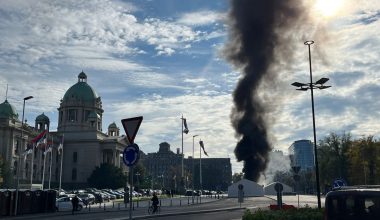 Πυροβολισμοί έξω από το κτήριο της Βουλής στη Σερβία – Ξέσπασε φωτιά από βόμβα μολότοφ (βίντεο)