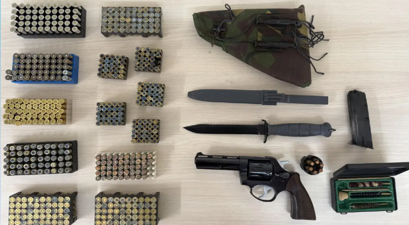 Ηράκλειο Κρήτης: Συνελήφθη 57χρονος που είχε στην κατοχή του περίστροφο, ξιφολόγχη και πάνω από 500 φυσίγγια (φωτο)