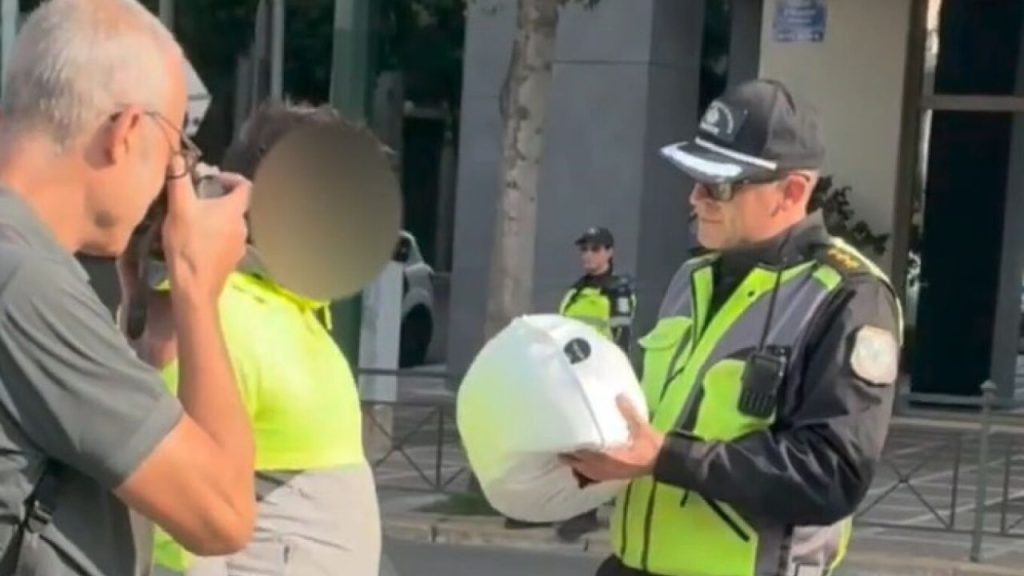 Η Τροχαία Αττικής μοίρασε πρόστιμα και… κράνη στους παραβάτες οδηγούς δίκυκλων οχημάτων