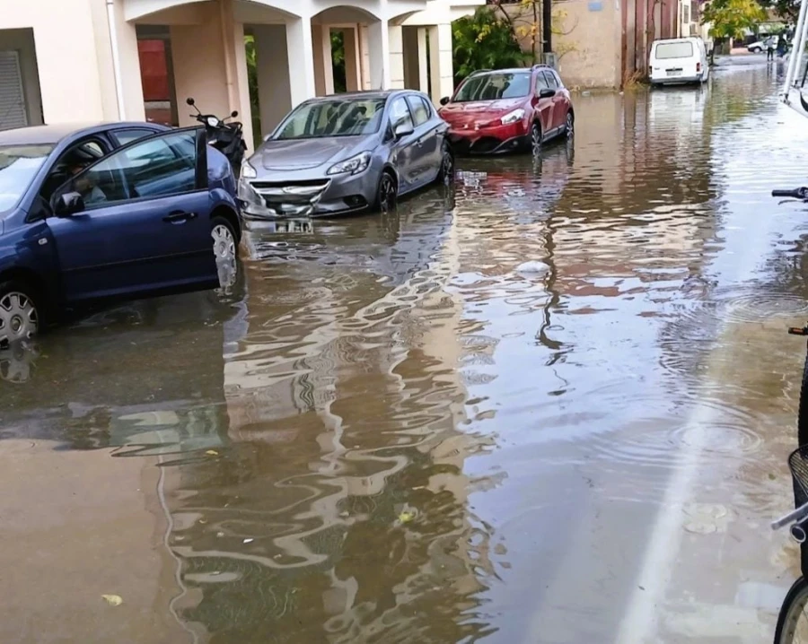 Σφοδρές βροχοπτώσεις σε Μεσολόγγι και Πάτρα: Πλημμύρισαν δρόμοι (βίντεο)