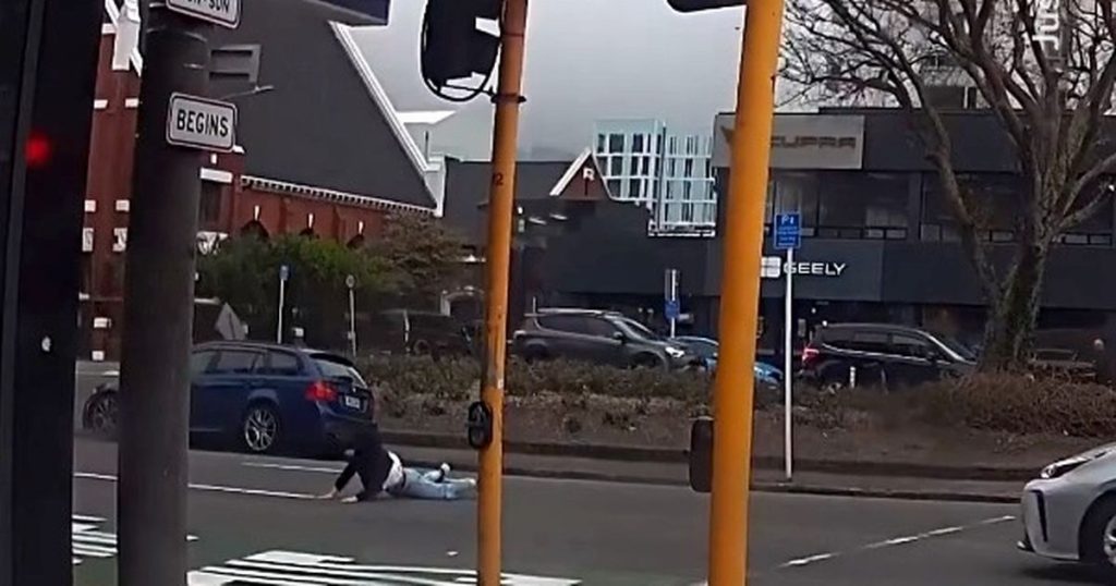 Βίντεο: Η στιγμή που θυελλώδεις άνεμοι πετούν στη μέση του δρόμου γυναίκα στη Ν.Ζηλανδία