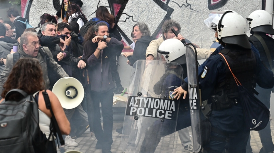 Επεισόδια έξω από το κτίριο της Πρωτοβάθμιας Διεύθυνσης Εκπαίδευσης με κρότου λάμψης και χημικά