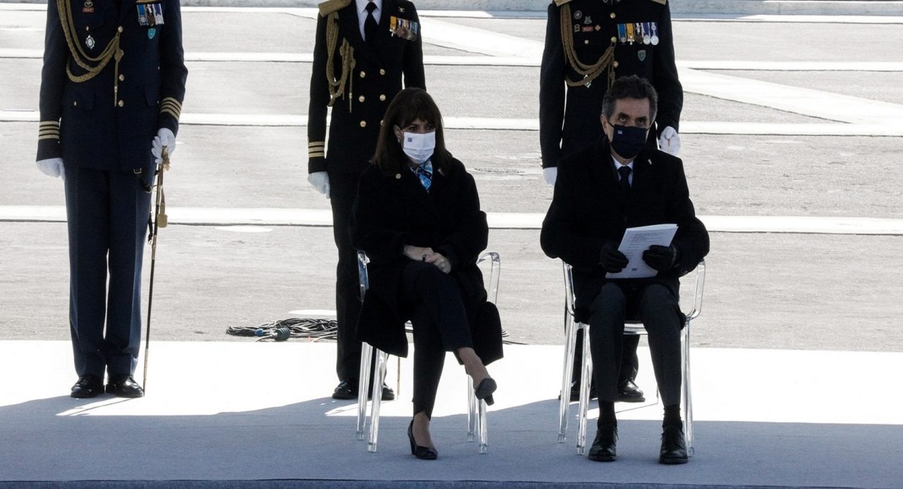 H τέως Π.τ.Δ. Κ.Σακελλαροπούλου «παραπονείται»: Προφανώς ξέχασε το όνειδος στην στρατιωτική παρέλαση των 200 ετών