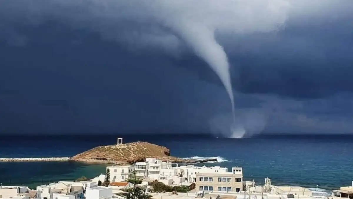 Υδροστρόβιλος σχηματίστηκε ανοικτά της Νάξου: Eντυπωσιακές εικόνες