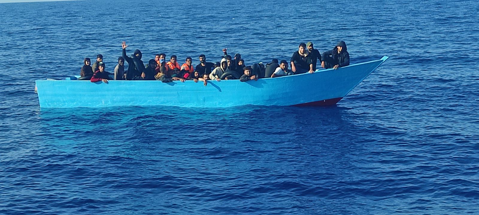 Εντοπίστηκαν 63 παράνομοι μετανάστες νοτιοδυτικά της Ζακύνθου: Μεταφέρονται στο λιμάνι της Καλαμάτας