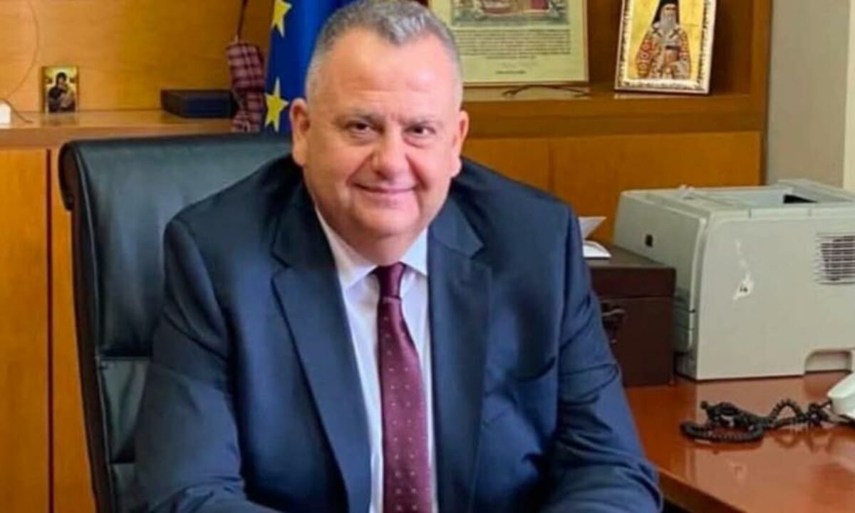 Νέα Φιλαδέλφεια: Αντιδράσεις προκάλεσε o δήμαρχος Γ.Τομπούλογλου – Έκλεισε με το όχημά του θέσεις ΑμΕΑ στο γήπεδο