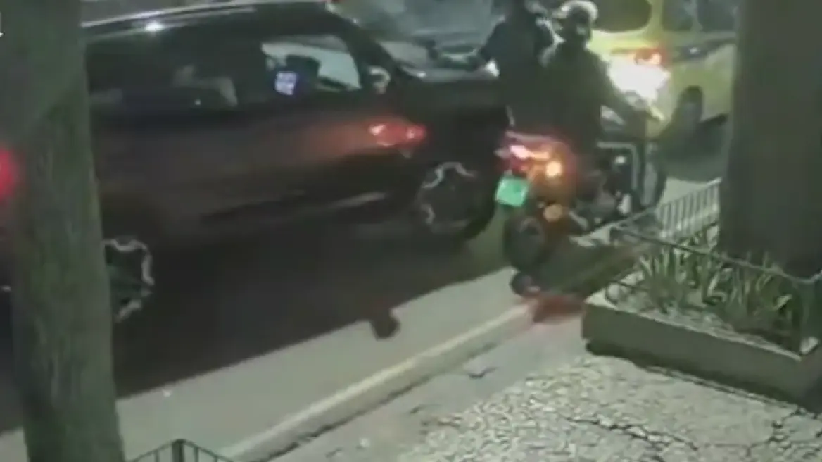 Βίντεο: Γυναίκα στη Βραζιλία παρέσυρε και εγκλώβισε κάτω από το όχημά της δύο οπλισμένους ληστές!